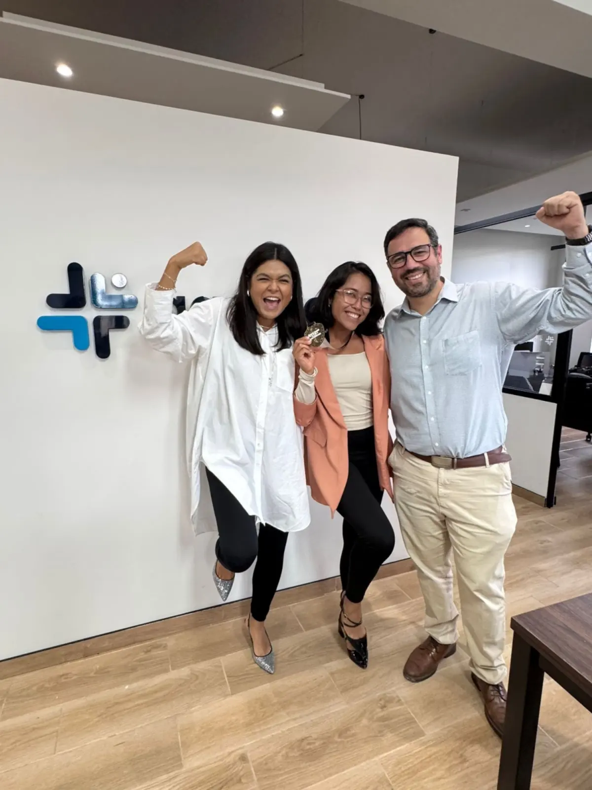 Agentes de Agente Más celebrando un cierre en las oficinas de la promotoría