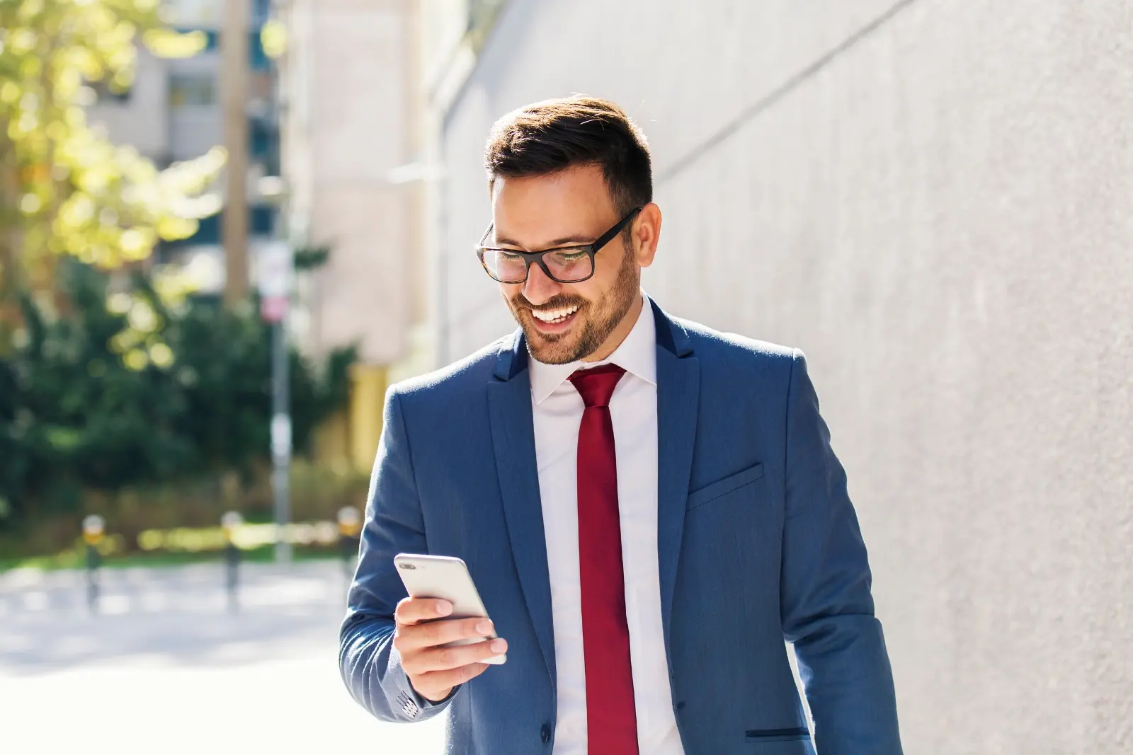 Agente de seguros consultando su teléfono entre visitas