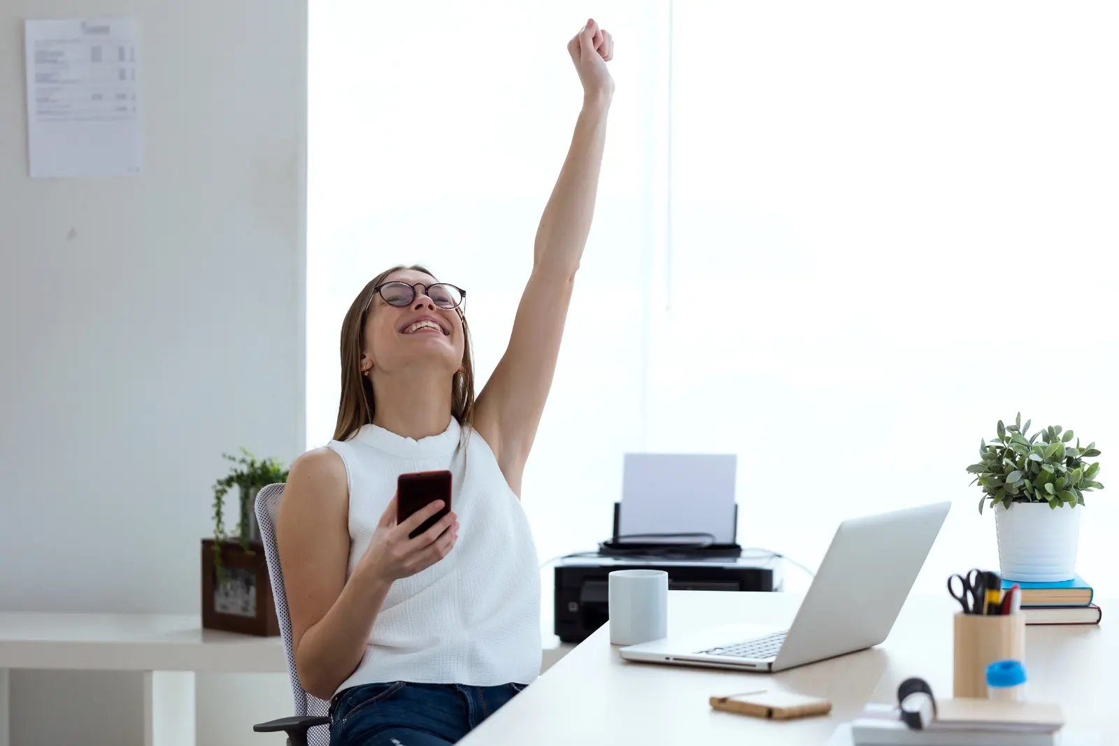 Persona celebrando un logro en su primer puesto de trabajo