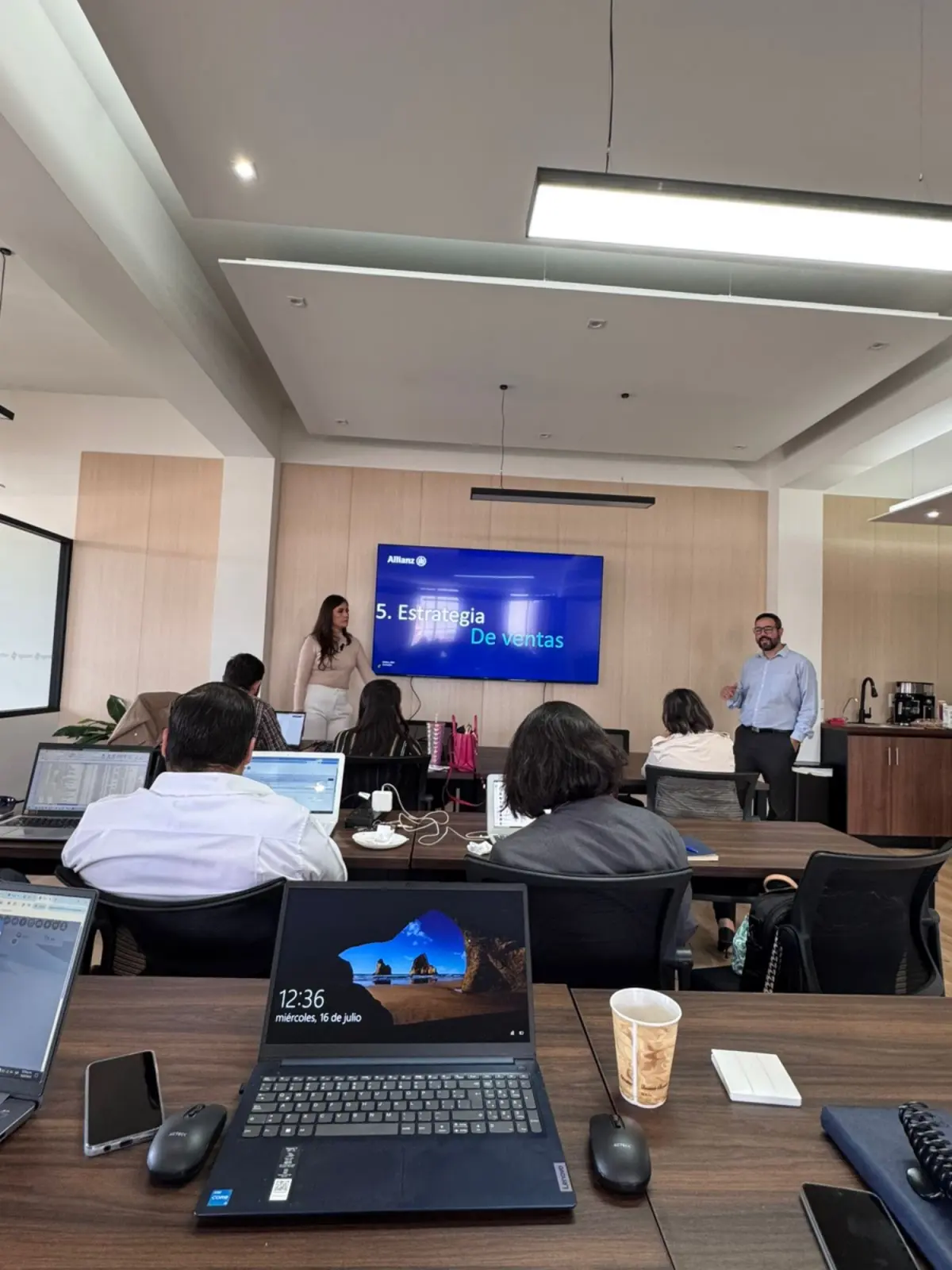 Agentes trabajando una sesión de estrategia de ventas en la sala de capacitación