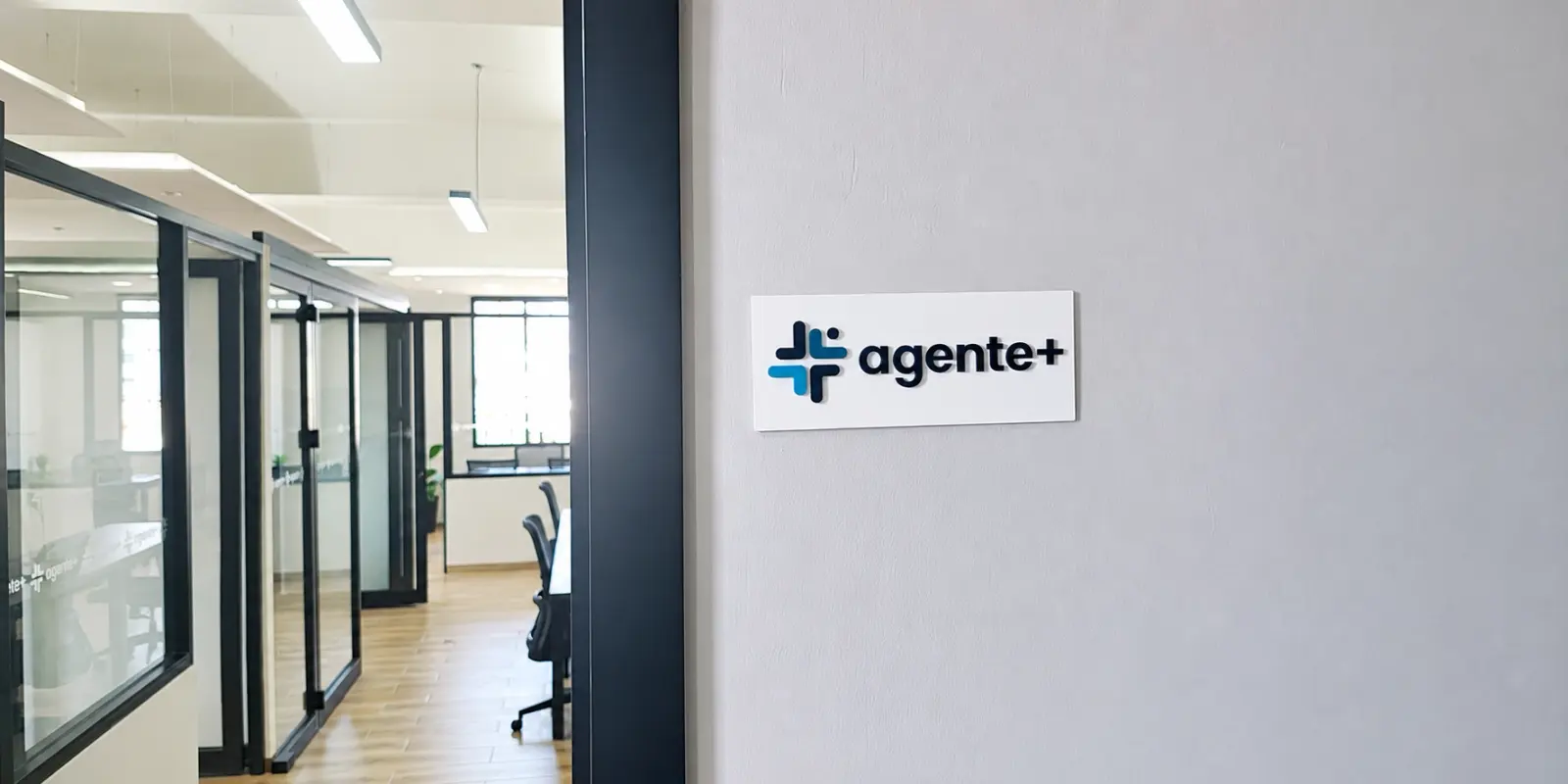 Acceso a las oficinas de Agente Más con el rótulo de la promotoría